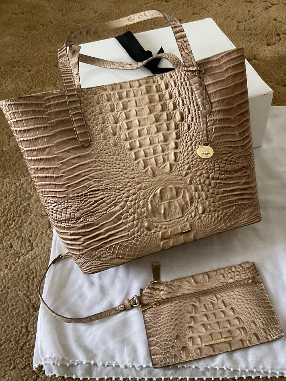 Beautiful croc-Embossed large Tote Bag with Wristlet in Champagne Taupe! NWOT